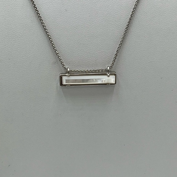 KENDRA SCOTT Leanor Silver Pendant Necklace in Ivory Mother of Pearl - Picture 1 of 14
